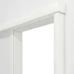 Detailansicht von Schiebetürsystem RAL 9003 Weißlack vor der Wand laufend mit Zarge