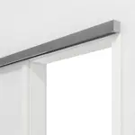 Detailansicht von GARANT Line-Schiebetürsystem vor der Wand laufend D354-60 Designer White Resopal