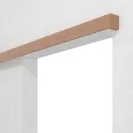 Detailansicht von LEBO Schiebetürsystem vor der Wand laufend Ami. Kirschbaum Matt Echtholzfurniert ohne Zarge