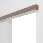 Detailansicht von LEBO Schiebetürsystem vor der Wand laufend Nussbaum Matt Furnier ohne Zarge