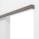 Detailansicht von HÖRMANN Schiebetürsystem vor der Wand laufend Gebürstete Lärche dunkel Duradecor ohne Zarge