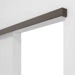 Detailansicht von LEBO Schiebetürsystem vor der Wand laufend Räuchereiche Matt Echtholzfurniert ohne Zarge