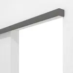 Detailansicht von Huga Schiebetürsystem vor der Wand laufend Hygge grau RAL 7037 Duradecor ohne Zarge