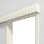 Detailansicht von Schiebetürsystem vor der Wand laufend Nordische Fichte astarm gebürstet weiß lackiert Massivholz
