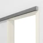 Detailansicht von GARANT Line-Schiebetürsystem vor der Wand laufend Weißlack 9010 