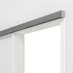 Detailansicht von GARANT Line-Schiebetürsystem vor der Wand laufend Weißlack 9016 