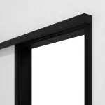 Detailansicht von LEBO Schiebetürsystem vor der Wand laufend Ultramatt Schwarz ähnl. RAL 9005 Versio inkl. Zarge