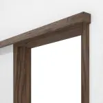 Detailansicht von HÖRMANN Schiebetürsystem vor der Wand laufend Alpineiche Duradecor mit Zarge