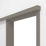 Detailansicht von Schiebetürsystem vor der Wand laufend Taupe RAL 7048 BaseLine Lack mit Zarge - Hörmann