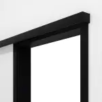 Detailansicht von Schiebetürsystem vor der Wand laufend BaseLine Schwarz RAL 9005 Lack - Hörmann