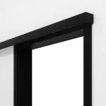 Detailansicht von HÖRMANN Schiebetürsystem vor der Wand laufend Ultramatt Schwarz mit Zarge