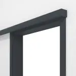 Detailansicht von Schiebetürsystem vor der Wand laufend Ultramatt Anthrazit Versio - Huga