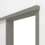 Detailansicht von Schiebetürsystem vor der Wand laufend Ultramatt Hygge Grau Concept Versio mit Zarge - Huga