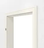 Detailansicht der Zarge von GARANT Wohnungseingangstür-Set Weißlack RAL 9010 mit Zarge und Beschlag