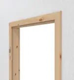 Detailansicht von Massivholzzarge Kiefer astig mit Gehrung Profil A