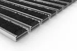 Schräge Detailansicht von Aluprofilmatte KLASSIK Brush BL01 schwarz - Entrada