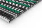 Schräge Detailansicht von Aluprofilmatte KLASSIK Rips T01PP schwarz / Work B07 grün - Entrada