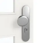 Detailansicht der Oberfläche von GARANT Wohnungseingangstür Weißlack 9016 GHK08 mit Lichtausschnitt LA-11