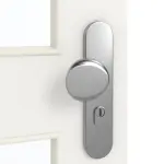 Detailansicht der Oberfläche von GARANT Wohnungseingangstür Weißlack 9016 mit Lichtausschnitt LA-11