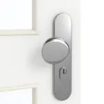 Detailansicht der Oberfläche von GARANT Wohnungseingangstür U11209SD Edelweiß GHK08 mit Lichtausschnitt LA-11