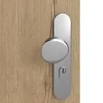 Detailansicht der Oberfläche von GARANT Wohnungseingangstür Authentic Risseiche CePaL mit Lichtausschnitt LA-13