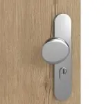 Detailansicht der Oberfläche von GARANT Wohnungseingangstür Authentic Risseiche GCK08 mit Lichtausschnitt LA-4 mittig