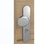 Detailansicht der Oberfläche von GARANT Wohnungseingangstür Quer Authentic Risseiche GCK08 mit Lichtausschnitt LA-5 schlossseitig