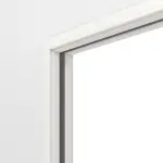 Detailansicht von Doppelflügel-Schiebetürsystem WestaLack Arctic Weiß RAL 9016 in der Wand laufend - Westag