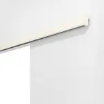 Detailansicht von Doppelflügel-Schiebetürsystem PortaLit Klassik Weiß A223 vor der Wand laufend ohne Zarge - Westag