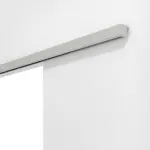 Detailansicht von Doppelflügel-Schiebetürsystem PortaLit Hellgrau A402 vor der Wand laufend ohne Zarge - Westag