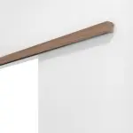 Detailansicht von Doppelflügel-Schiebetürsystem PortaLit Nussbaum Noce NU736 vor der Wand laufend ohne Zarge - Westag