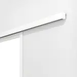 Detailansicht von Doppelflügel-Schiebetürsystem PortaLit Arctic Weiß A222 vor der Wand laufend mit Zarge - Westag