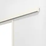 Detailansicht von Doppelflügel-Schiebetürsystem PortaLit Klassik Weiß A223 vor der Wand laufend mit Zarge - Westag