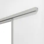 Detailansicht von Doppelflügel-Schiebetürsystem PortaLit Hellgrau A402 vor der Wand laufend mit Zarge - Westag