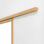 Detailansicht von Doppelflügel-Schiebetürsystem PortaLit Ahorn Rustikal AH74 vor der Wand laufend mit Zarge - Westag