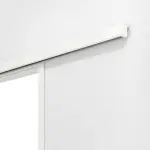 Detailansicht von Doppelflügel-Schiebetürsystem WestaLack Arctic Weiß RAL 9016 vor der Wand laufend mit Zarge - Westag