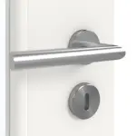 Detailansicht der Oberfläche von GARANT Doppelflügeltür inkl. Zarge Weißlack 9016 mit Lichtausschnitt LA-DIN Sprosse SP4