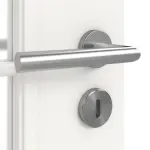 Detailansicht der Oberfläche von HUGA Innentür Landhaus 1 Weißlack Classic mit Lichtausschnitt LA Sprosse 2/4