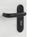 Detailansicht der Oberfläche von GARANT Rauchschutztür Quer Authentic Grigio GCK08 mit Lichtausschnitt LA-4 bandseitig