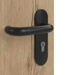 Detailansicht der Oberfläche von GARANT Rauchschutztür Authentic Risseiche GCK08 mit Lichtausschnitt LA-4 mittig