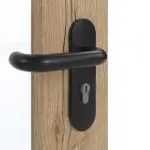 Detailansicht der Oberfläche von GARANT Rauchschutztür Authentic Risseiche CePaL mit Lichtausschnitt LA-4 schlossseitig