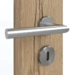 Detailansicht der Oberfläche von GARANT Schallschutztür Authentic Risseiche CePaL mit Lichtausschnitt LA-4 schlossseitig