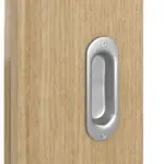 Detailansicht der Oberfläche von LEBO Schiebetür Limba Matt Echtholzfurniert mit Lichtausschnitt 1 LA 16-40