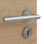 Detailansicht der Oberfläche von GARANT Wärmeschutztür Quer Authentic Risseiche GCK08