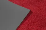 Detailansicht von Ober- und Untermaterial von Fußmatte ColourLine 134 rot - Entrada