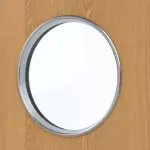 Detailansicht des Lichtausschnitts von GARANT Wohnungseingangstür Eiche Premium GCK08 mit Lichtausschnitt LA-12