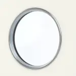 Detailansicht des Lichtausschnitts von GARANT Wohnungseingangstür U11026SD Kristallweiß GHK08 mit Lichtausschnitt LA-12