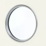 Detailansicht des Lichtausschnitts von GARANT Wohnungseingangstür W1000ST3 Premium Weiß GHK08 mit Lichtausschnitt LA-12