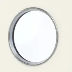 Detailansicht des Lichtausschnitts von GARANT Wohnungseingangstür W980ST15 Platinweiß GHK08 mit Lichtausschnitt LA-12