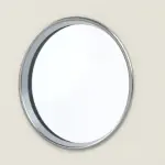 Detailansicht des Lichtausschnitts von GARANT Wohnungseingangstür Weißlack 9010 GHK08 mit Lichtausschnitt LA-13